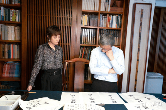 Nina昵娜 姜就是老的辣!老戏骨孙俪罕见穿西装百褶裙看秀,同框吕燕输身材赢气质