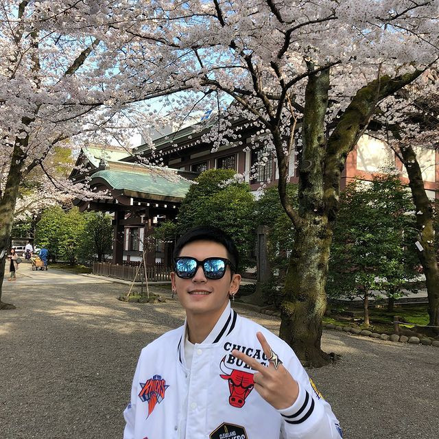 张哲瀚|张哲瀚被曝曾去日本靖国神社，品牌方迅速切割，删光有关他的微博