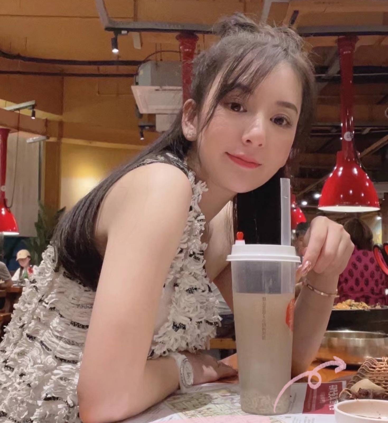 郭富城|郭富城圣诞节带方媛还有两个女儿上街游玩，小家伙一人一个样式的发型，超可爱