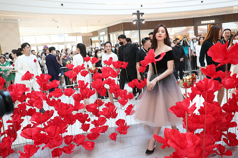 刘诗诗|刘诗诗的身材颜值都太抗打，怼脸拍都没什么皱纹，穿丝绒裙太美了