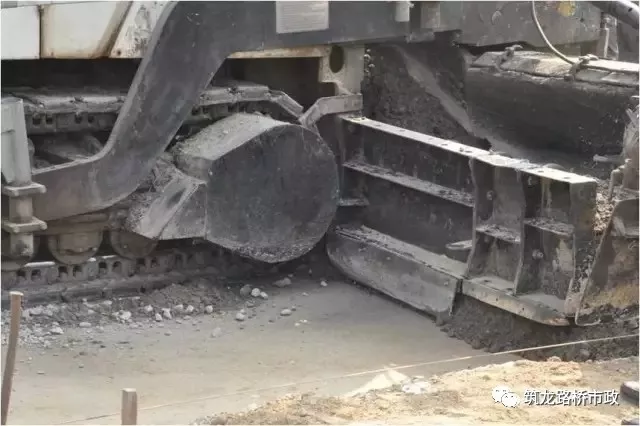 阳光分享鸿鹄志 路面工程病害形式，以及施工质量管理控制要点?