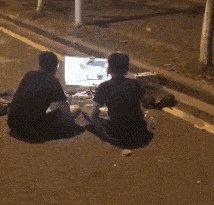 萌萌萌说|你认为结婚超过十年的夫妻还会接吻吗？哈哈哈哈，神评是魔鬼吗？