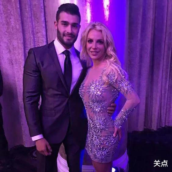 布兰妮·斯皮尔斯|脱离父亲长达13年的“监管”后，39岁小甜甜布兰妮终于订婚了。