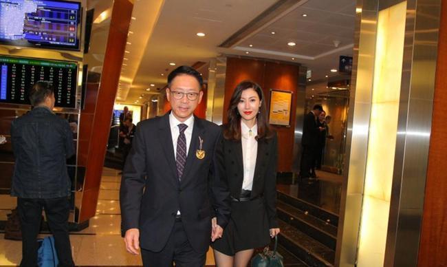 何超琼|何超琼曾跟刘銮雄去看电影，记者问她许晋亨气不气，她却满不在乎