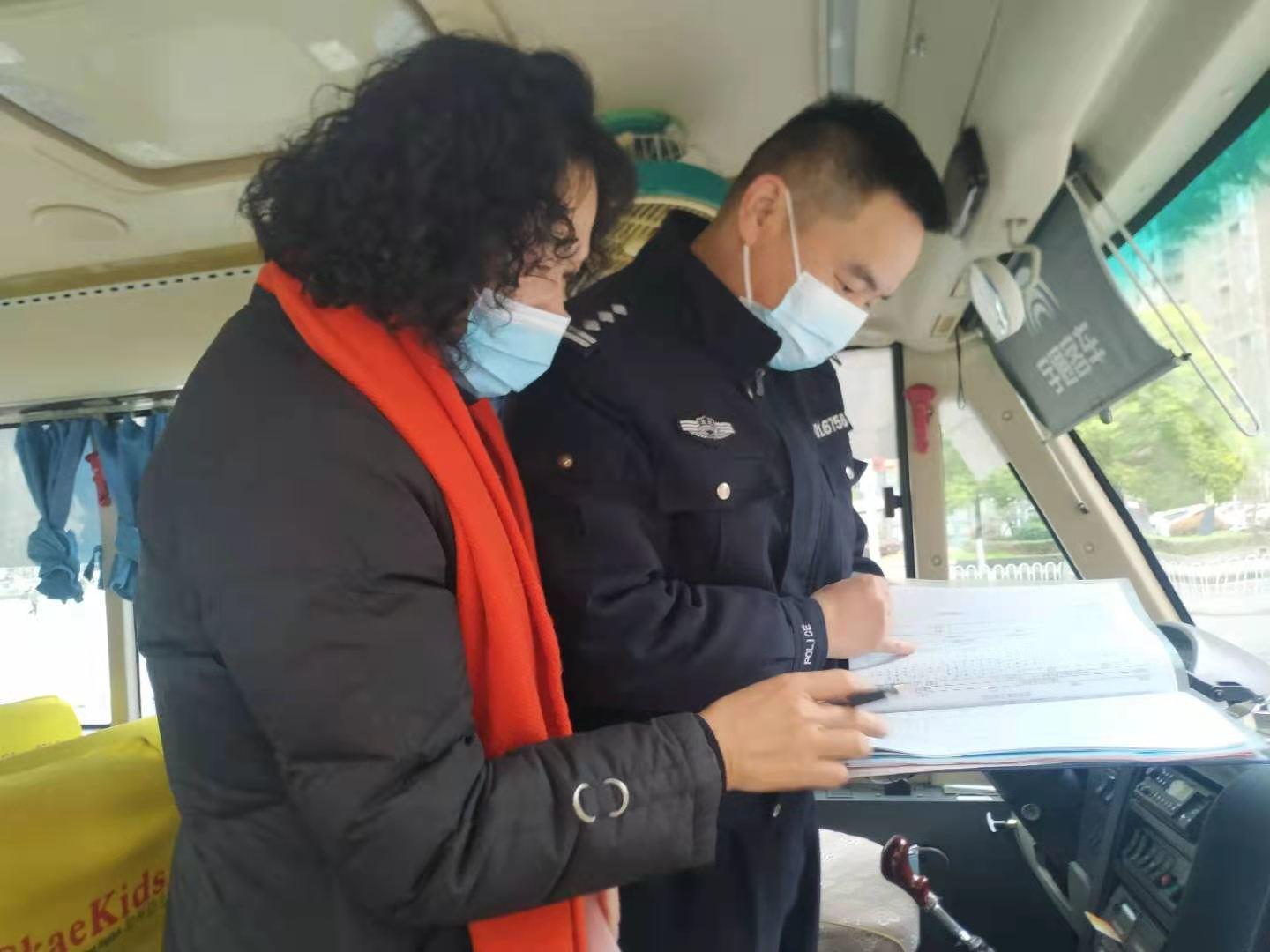 武汉交警 校车“体检”迎开学  武汉江岸区交警护航返校保安全