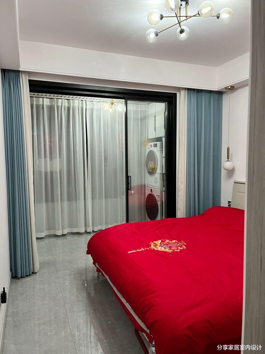 她家花19万装修95平小三房,不做电视墙,把阳台打通效果非常满意