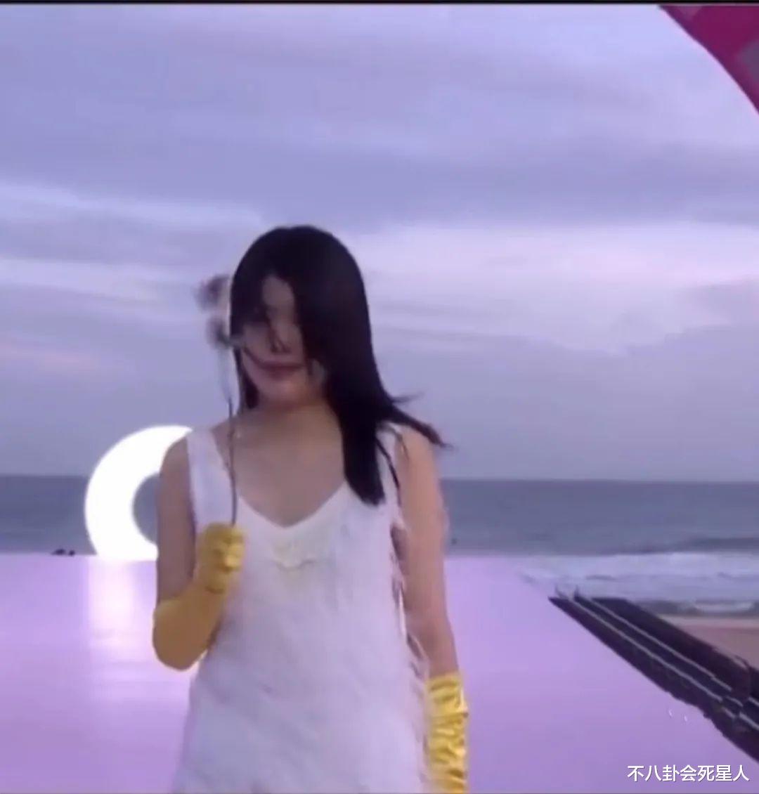 周冬雨|红毯意外状况：白敬亭被吹飞，周冬雨头发糊一脸，她尬出了圈