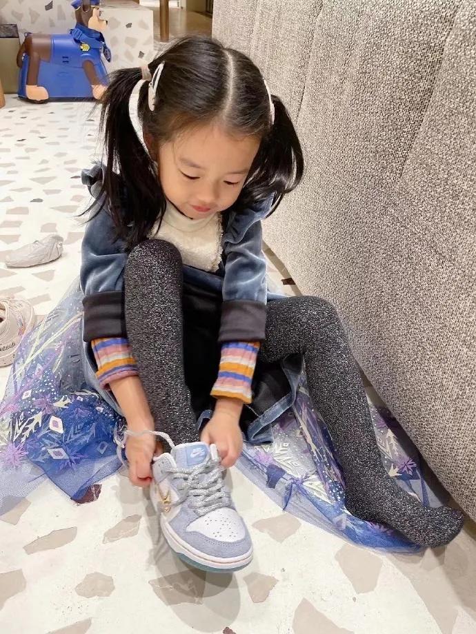 柳岩|陈赫妈妈牵俩孙女逛街,祖孙三人同框温馨有爱,4岁安安像小公主