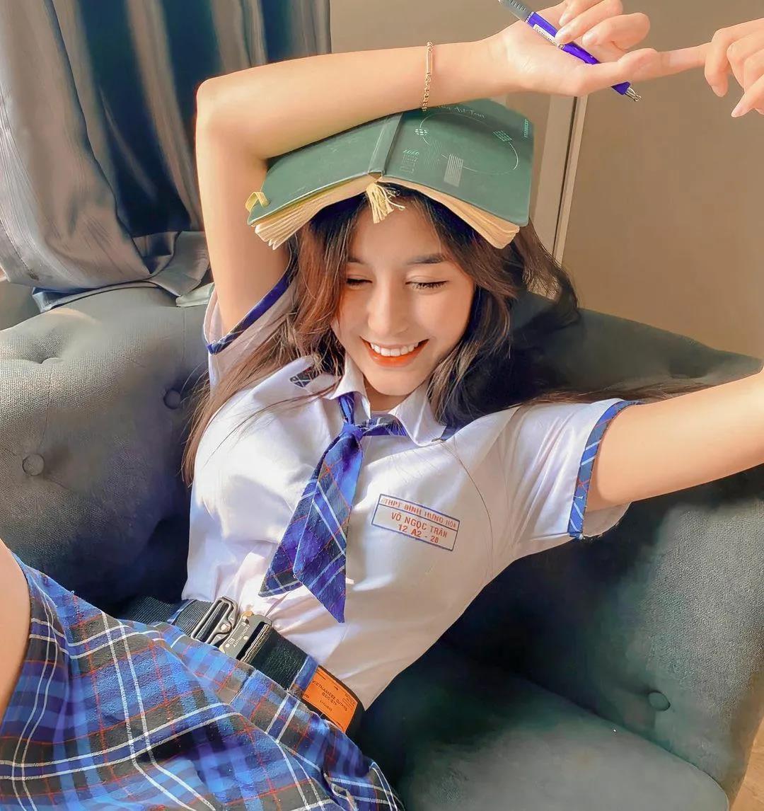 杜淳|赵露思的脸、卡戴珊的身材，这个16岁“网红校花”真的没整吗？