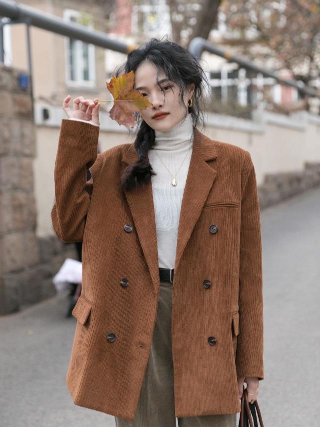 何有强 这个冬天“灯芯绒西装”火了，保暖还有大女人韵味，值得借鉴