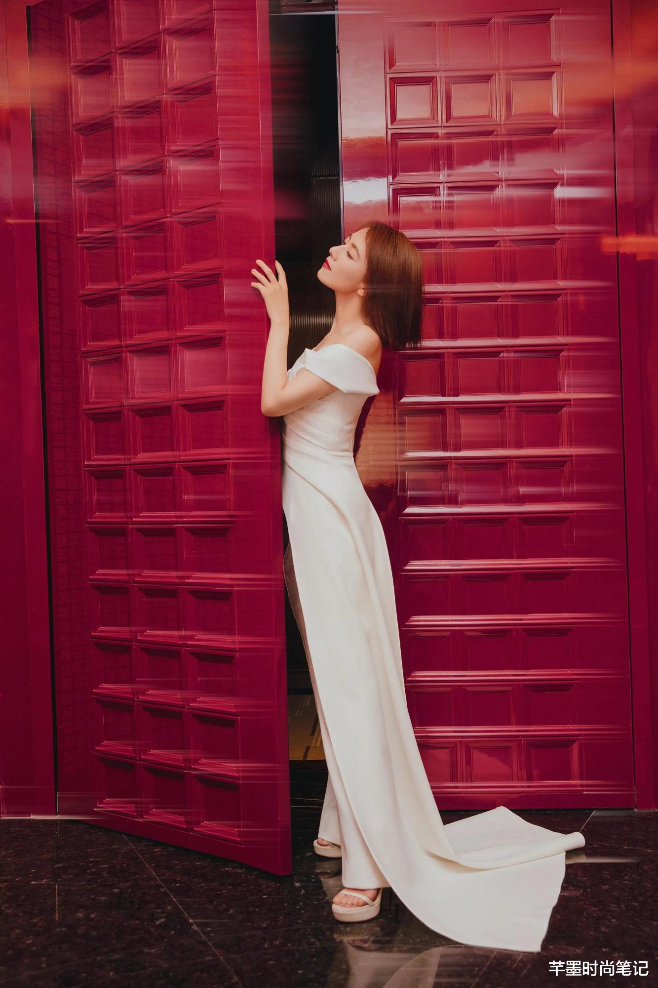 高圆圆|高圆圆新发型完全认不出，穿珍珠色一字肩裙，确定是79年的？