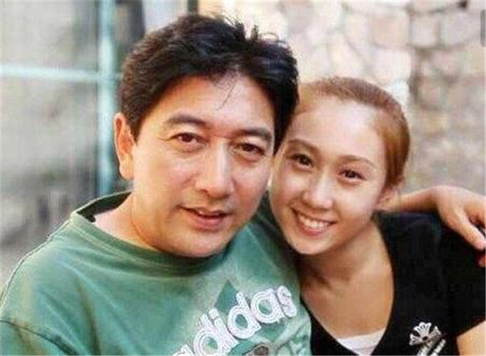 张艺兴|妻子瘫痪，仍不离不弃如今53岁儿女双全