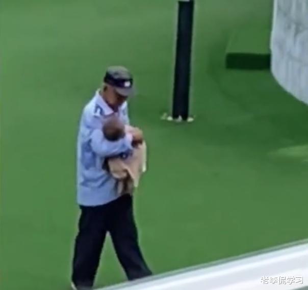 老李侃学习|小朋友第一天上幼儿园不适，保安化身“暖爷爷”，抱娃画面太温暖