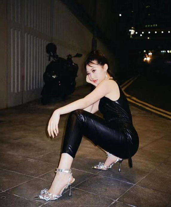 甄子丹|甄子丹晒全家福庆圣诞！14岁儿子和爸爸一样高，女儿继承母亲美貌