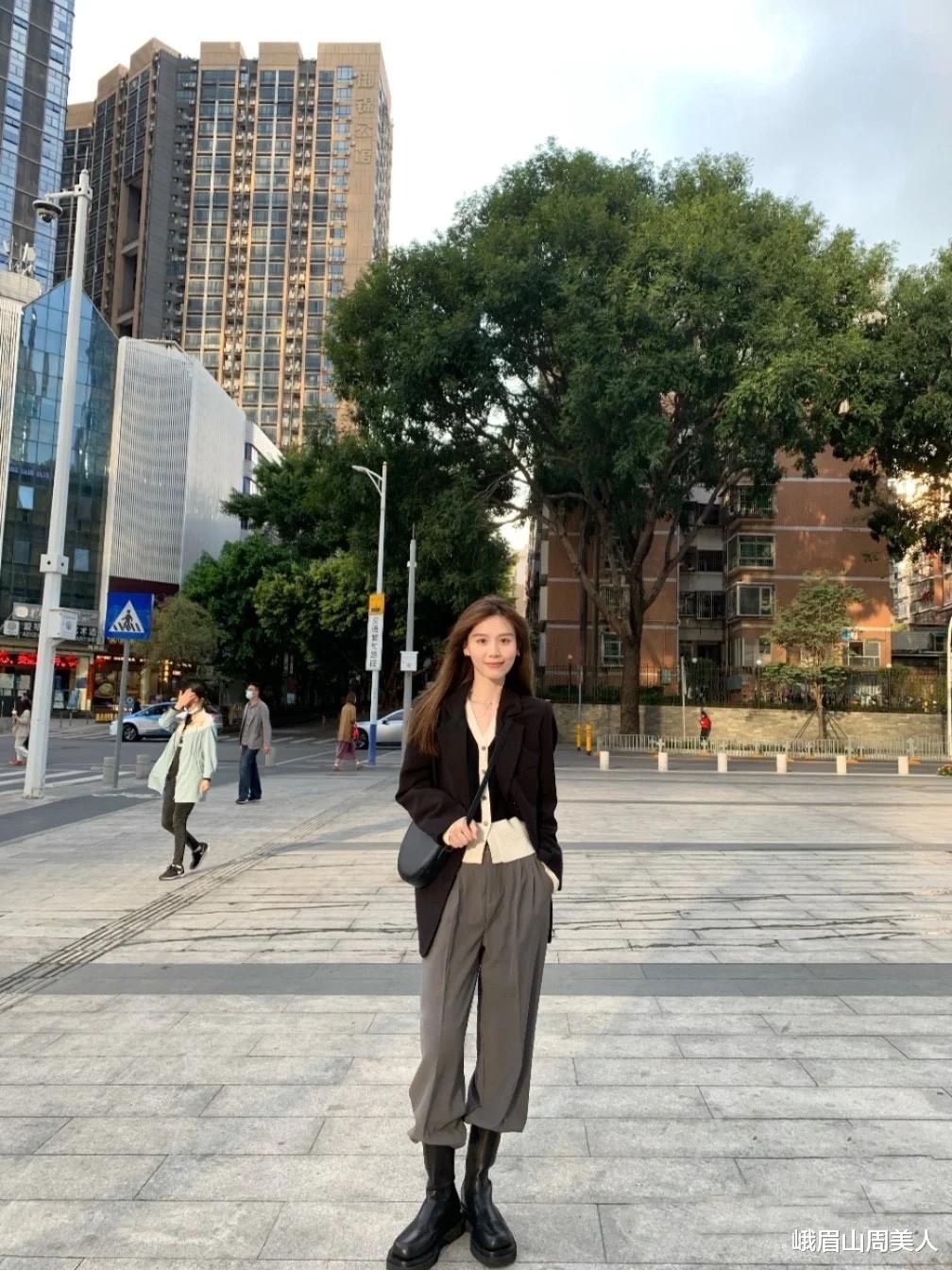 峨眉山周美人|马丁靴早就不受宠了！今秋流行穿“烟管靴”，显高显瘦适合小个子