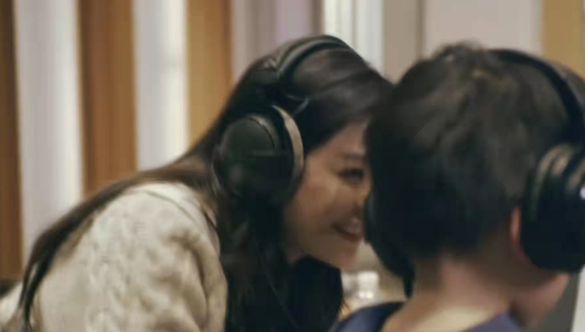 陈妍希|陈妍希首次晒出儿子正脸照！穿马甲像陈晓翻版星星眼好绝，帅翻天