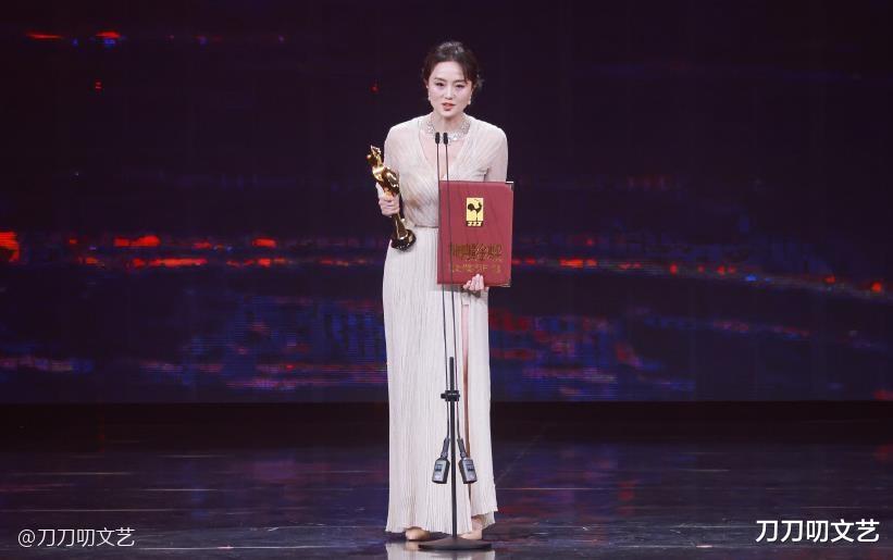 贾玲|金鸡红毯：倪妮抹胸裙艳压，张子枫脱胎换骨，贾玲一“抱”太暖心