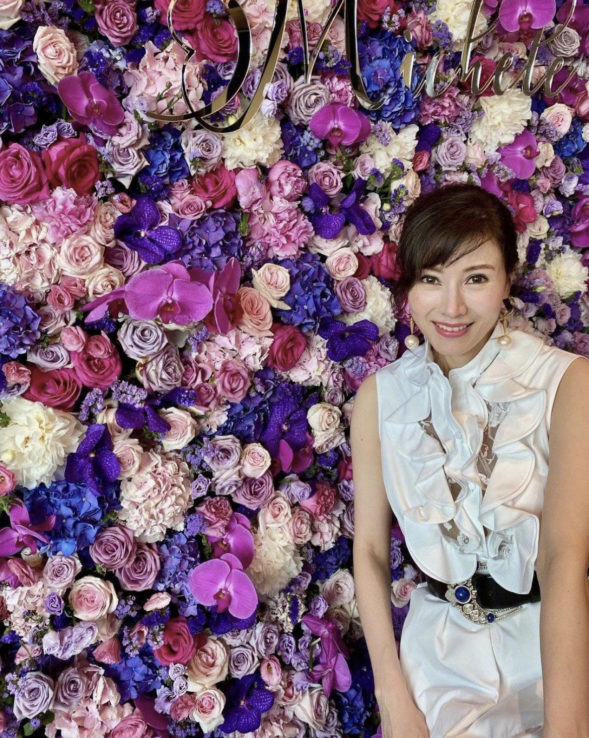何有强|“豪门太太”李嘉欣气质绝了！穿一件灰色的吊带裙亮相，高贵大气