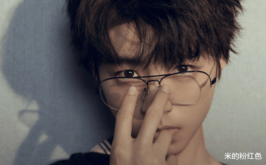 王俊凯|王俊凯又白又高，眼睛睫毛很灵动，天生专情的一双眼睛