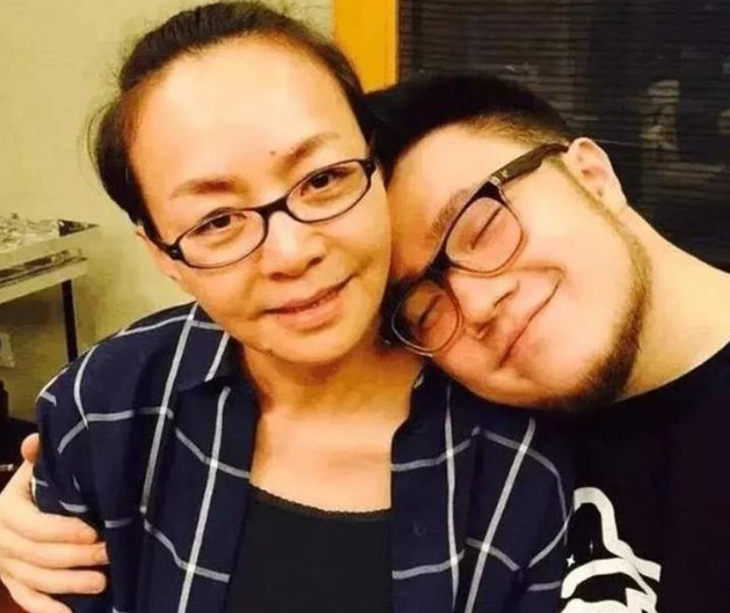 马蓉|离婚5年，马蓉带女儿，宝强带儿子，如今两个孩子云泥之别