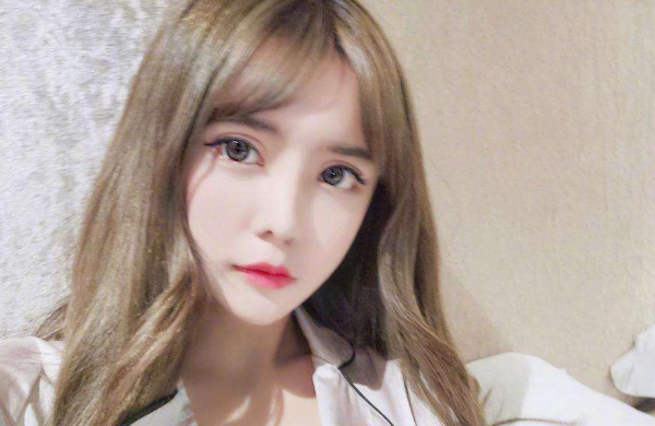 李咏|因“吃个桃桃”被集体举报，风小逸被迫退网，他做错了什么？