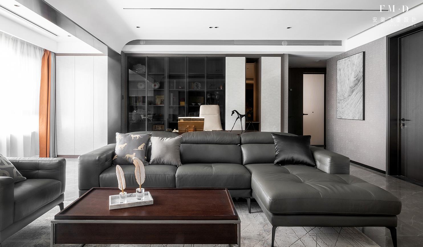 |一梯三户连廊房，庆幸有个大横厅，靠沙发分出间书房，130㎡变大宅