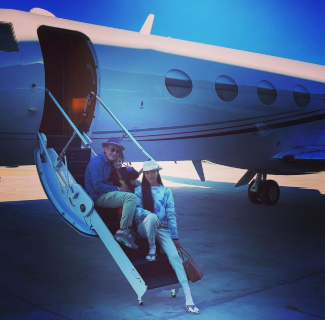 陈冠希|秦舒培“望夫眼”，与陈冠希私人飞机上秀恩爱，Alaia戴墨镜耍酷