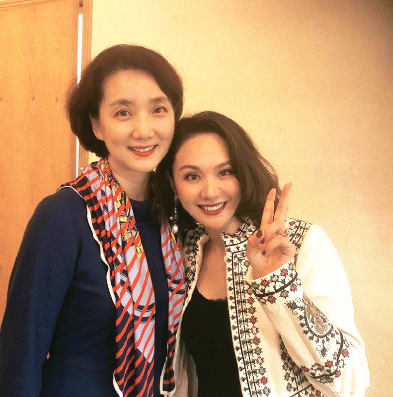 全球时尚号 郭晓冬夫妇庆祝结婚纪念日，两人热吻好浪漫，程莉莎针织衫好看