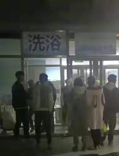 大一新生“误入”女浴室被逮,偷看还不忘偷拍,甚至偷走女生内裤