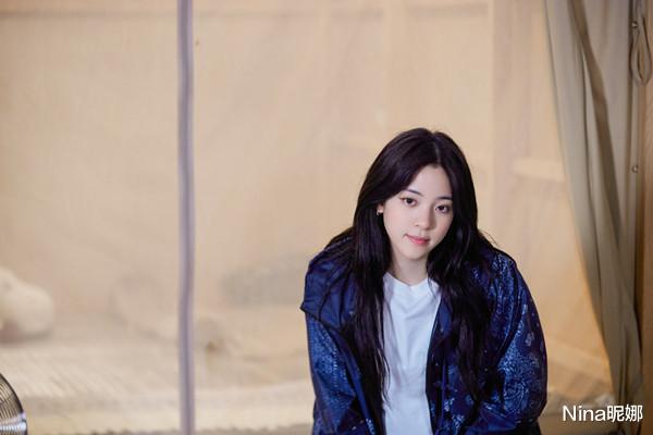 衰老|欧阳娜娜重“头”开始大变样,穿5000衬衫走机场,首次剪齐耳短发美极了