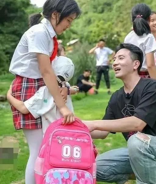 朱小贞 朱小贞为何不砸开玻璃吸氧呢？和孩子并列躺在床上实在诡异！