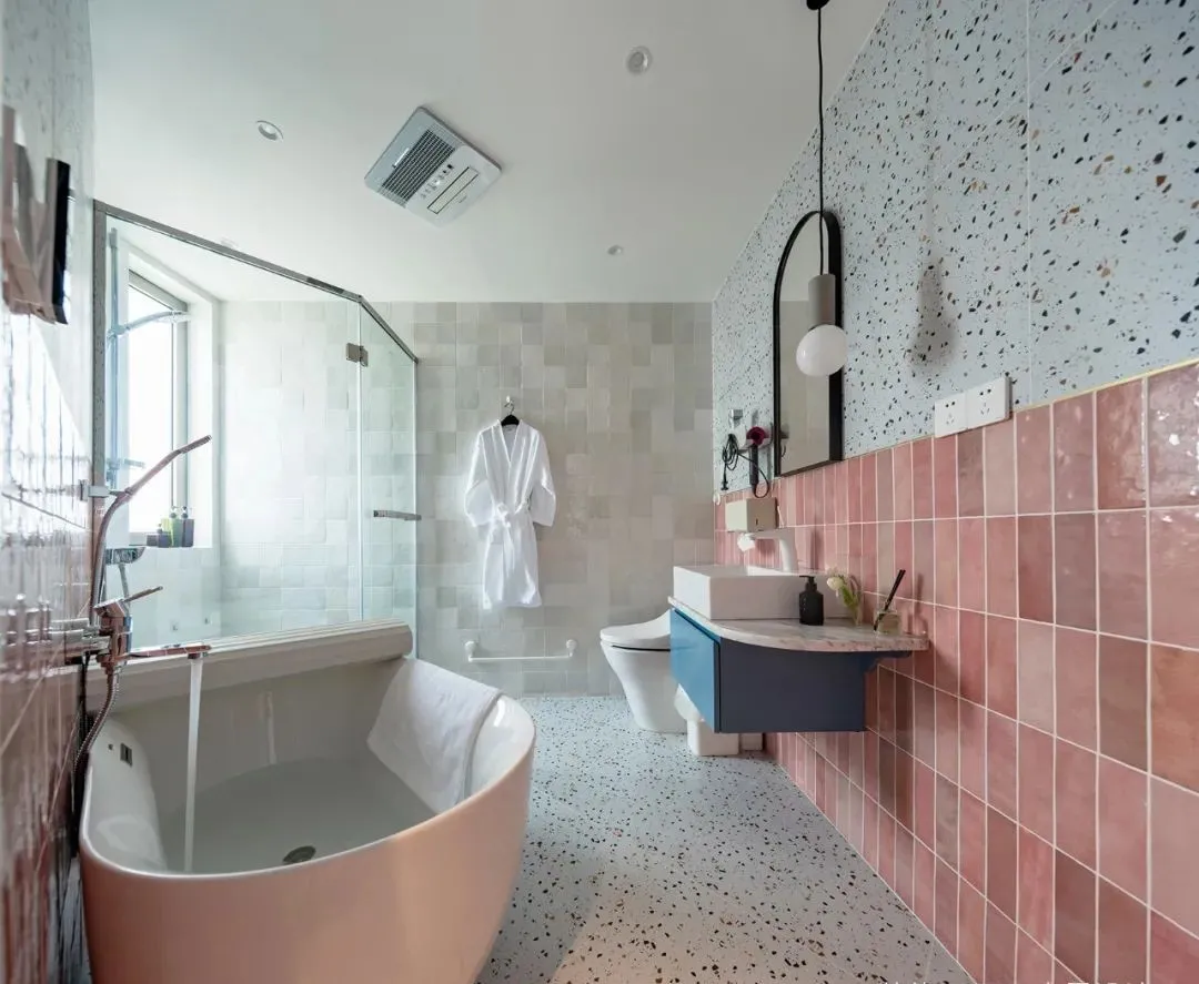 空间色彩整体以黑白灰为主搭配原木,软装配饰点缀蓝色、灰粉,融入金属、亚克力等材质!