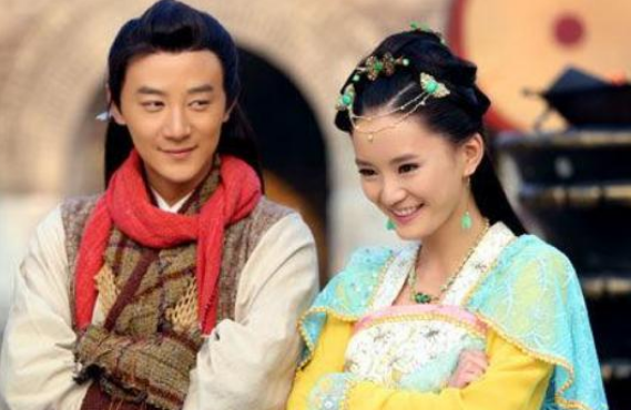 馨子|18岁靠老爸砸钱演女主，黄圣依为其作配，35岁老爸公司破产成柜姐