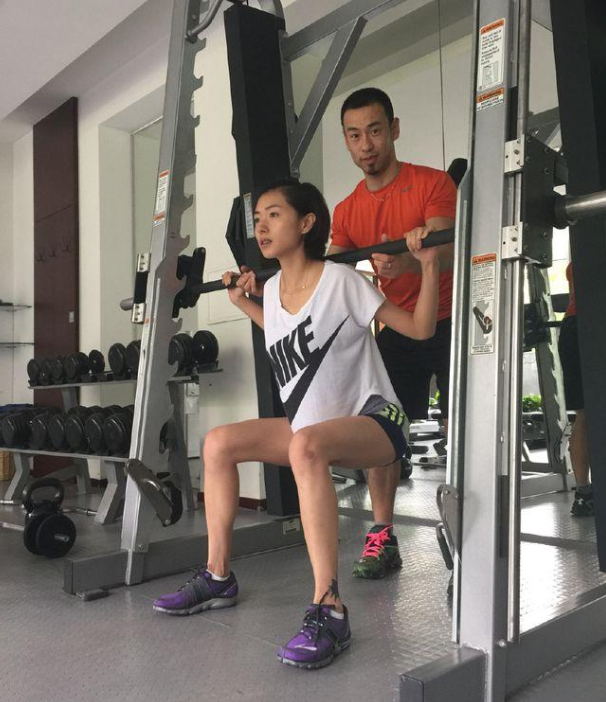 万茜|万茜的“亚洲蹲”太难了，她身材出众还自律，傲人“漫画腿”太难得