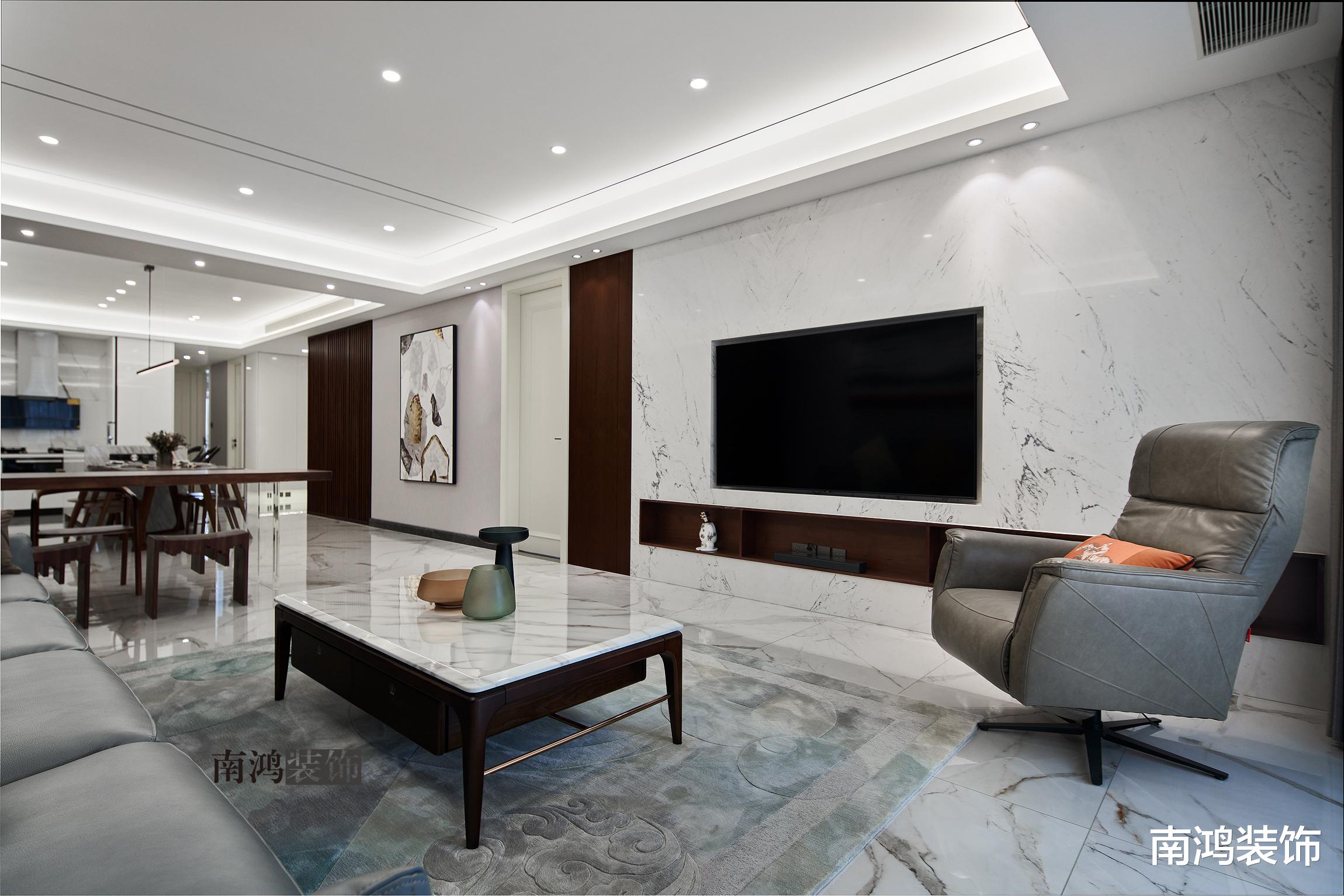 192㎡三室两厅,胡桃木引领潮流,开放式餐厨是真的香!