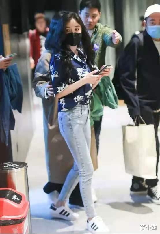蓓小西|杨幂走在时尚的尖端，印花衬衫配牛仔裤简约高级，这气场不服不行