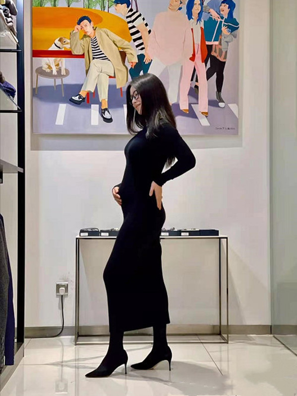 懷孕的朱珠仍驚艷，穿小黑裙肚大如籮孕相明顯，但手臂依舊纖細-圖6