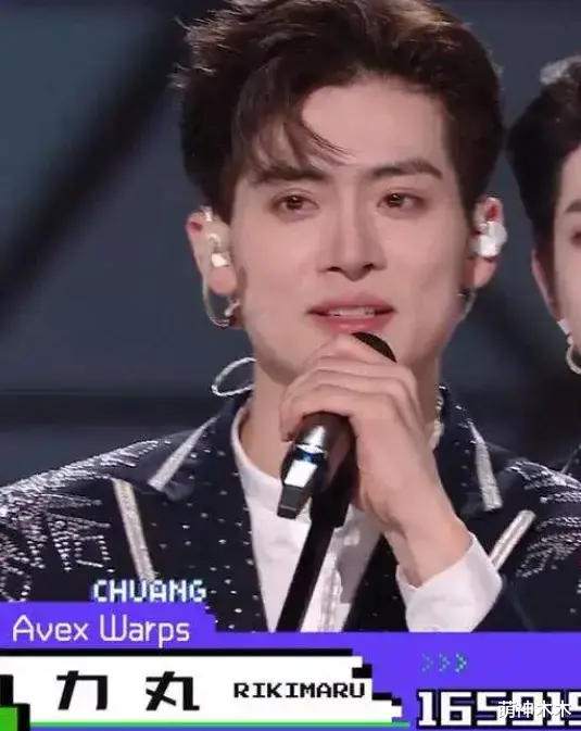 肖战|2021年流量局势跌宕起伏：肖战持续顶流，双男主迅速“熄火”