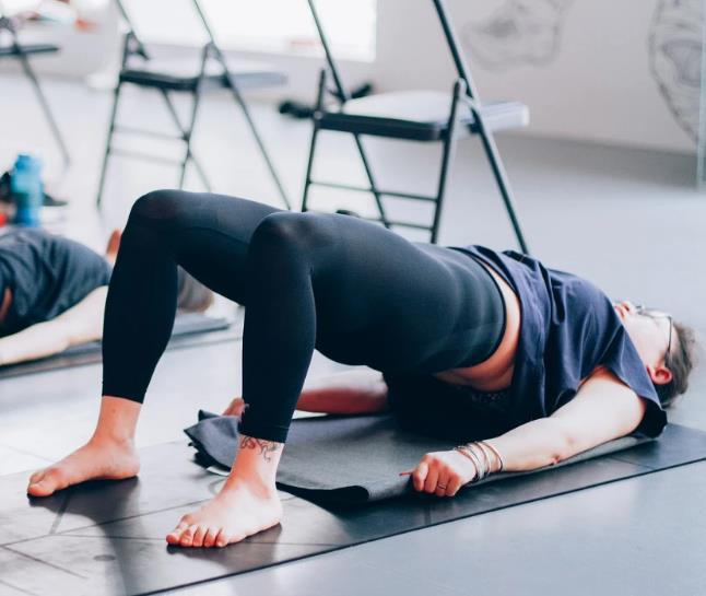 欣妈育儿经|你还在站着绑“收腹带”吗?大错特错,正确的绑法应该是这样!