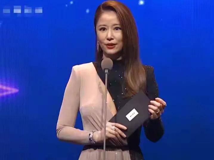 加菲猫说时尚 林心如久违亮相!穿肉色裙露黑色托盘超尴尬,法令纹太狠颜值崩塌太真实