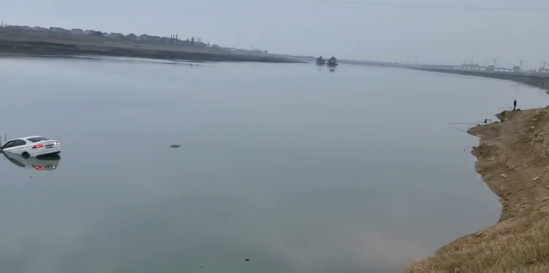 正能量|男子开车落水, 钓友赤身救人后默默离去，网友: 从没见过放生的救人