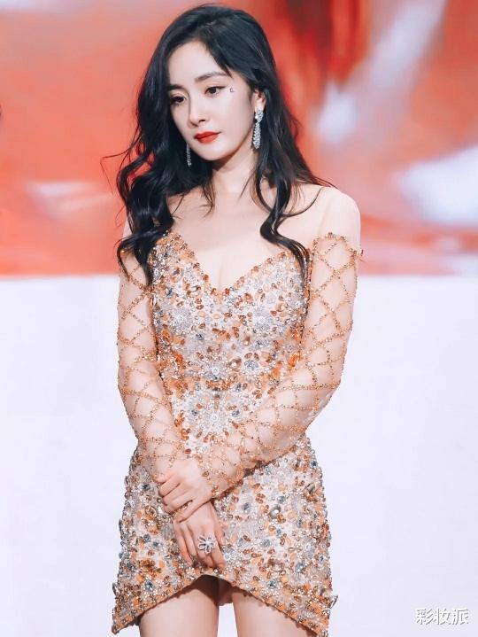 彩妆派|行走的衣服架子，杨幂的穿搭值得学习，时尚潮流突出自己
