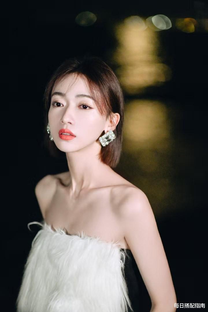 每日搭配指南 吴谨言瘦得“过分”了,连抹胸羽毛裙都撑不起,但看着挺好看的