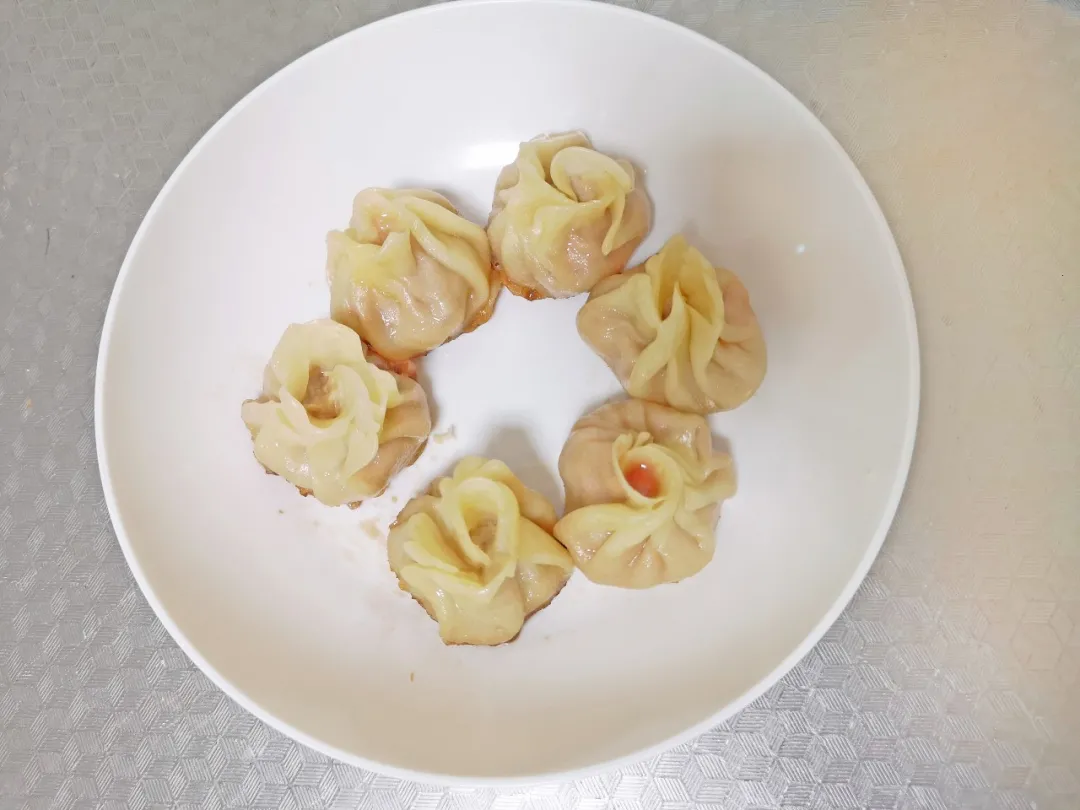 婴幼儿常识|国药育儿知识：利用现成的饺子皮就能做出煎包，大人和孩子都能享用的美味。