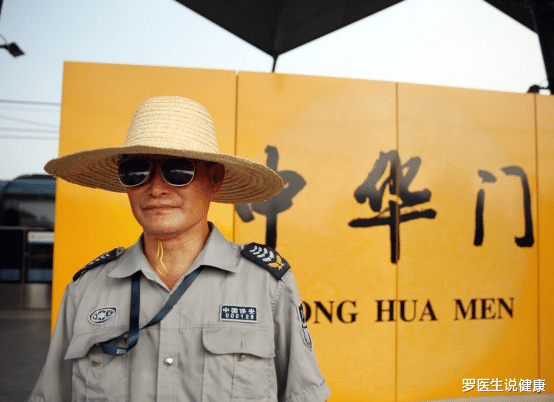 罗医生说健康|58岁保安大叔,脂肪肝恶化,医生叹息:上了岁数怎能如此“放纵”