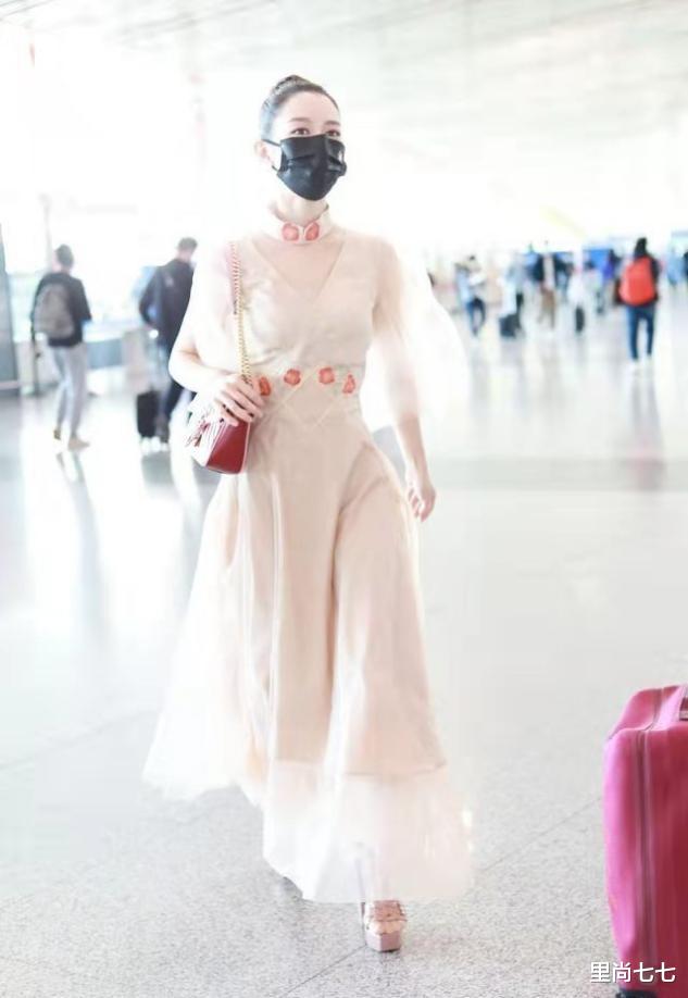 里尚七七 吉娜走机场也太端着了，一袭薄纱裙和旁人格格不入，隆重过头了