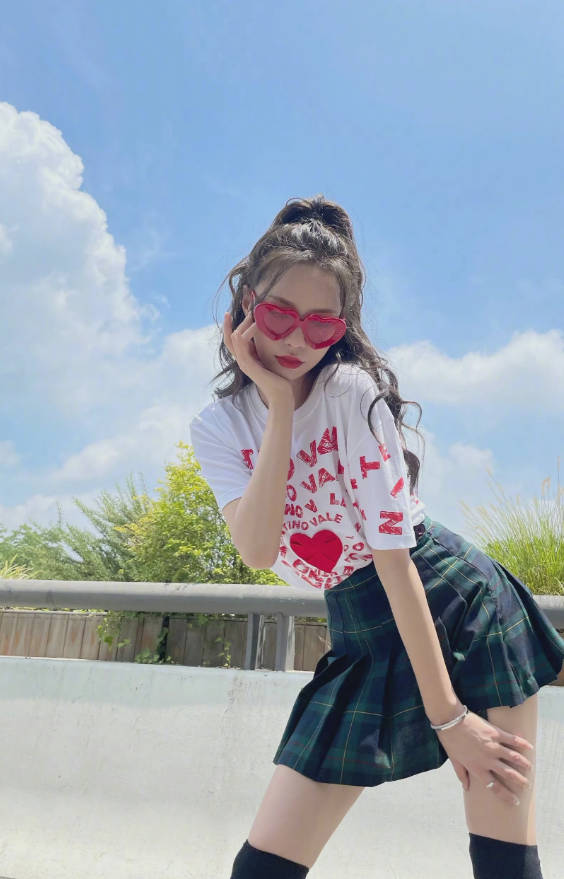 林浩|沈梦辰不受男神“塌房”影响，穿黑袜秀美腿，笔直纤细羡煞旁人