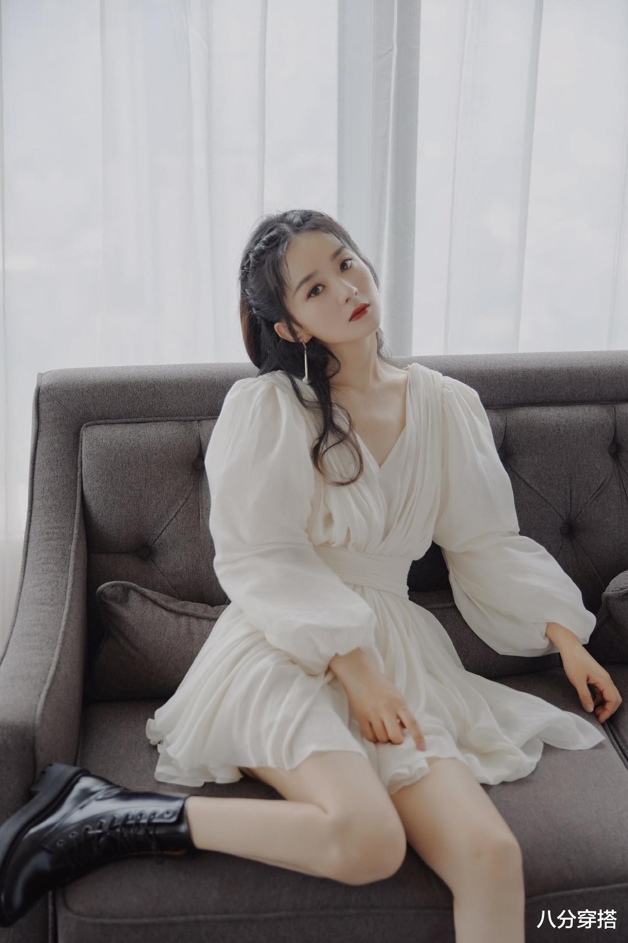 赵丽颖|34岁赵丽颖穿得真抢镜,一袭深蓝色抹胸长裙,没点气质驾驭不了