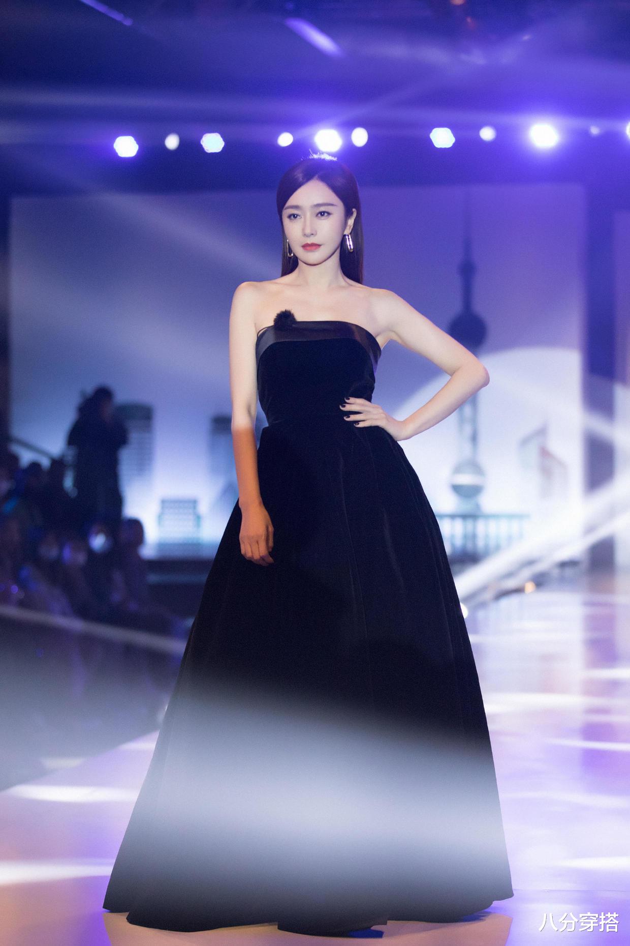 八分穿搭|秦岚私服穿搭也惊艳，T恤配牛仔裙简约利落，舒适随性又有气场