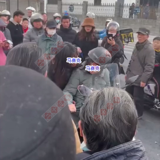 难以置信,江苏一母亲不给买苹果手机,被十几岁女儿当街殴打